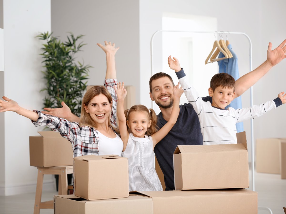 Familie fericită cu cutii de mutare — relocare în România și Moldova